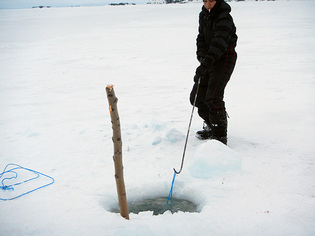 氷湖に仕掛けた魚網
