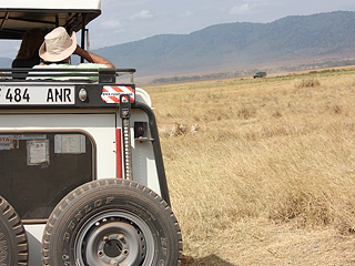 ケニアやタンザニアで使われるサファリカー<br />（ボックス型で天蓋を開けて観察する）
